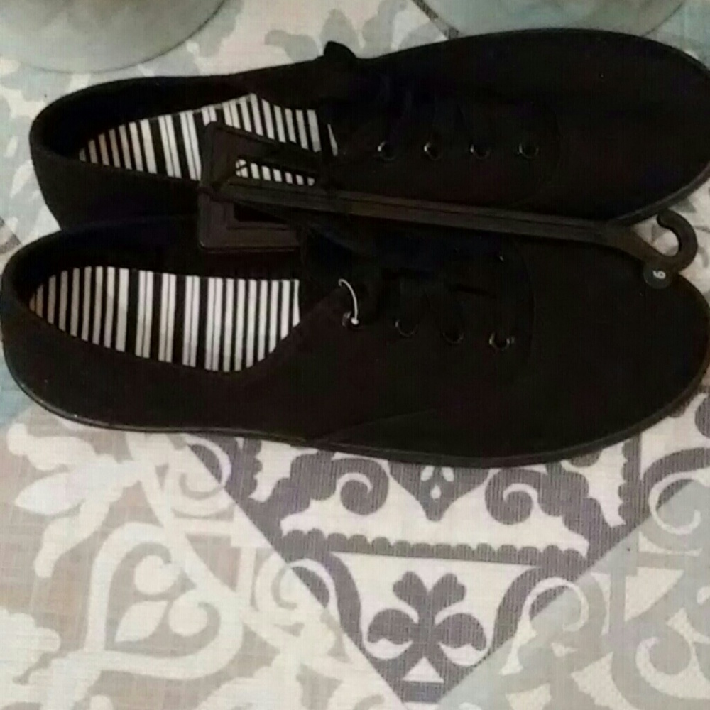 Basic Sneakers - Picture 2 of 3